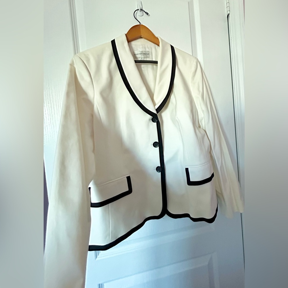 Jones New York Women's white Jacket with Black Trim Sz 16